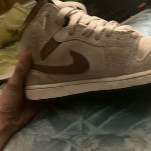 These are Nike Jordan 1 mid se they are size 11